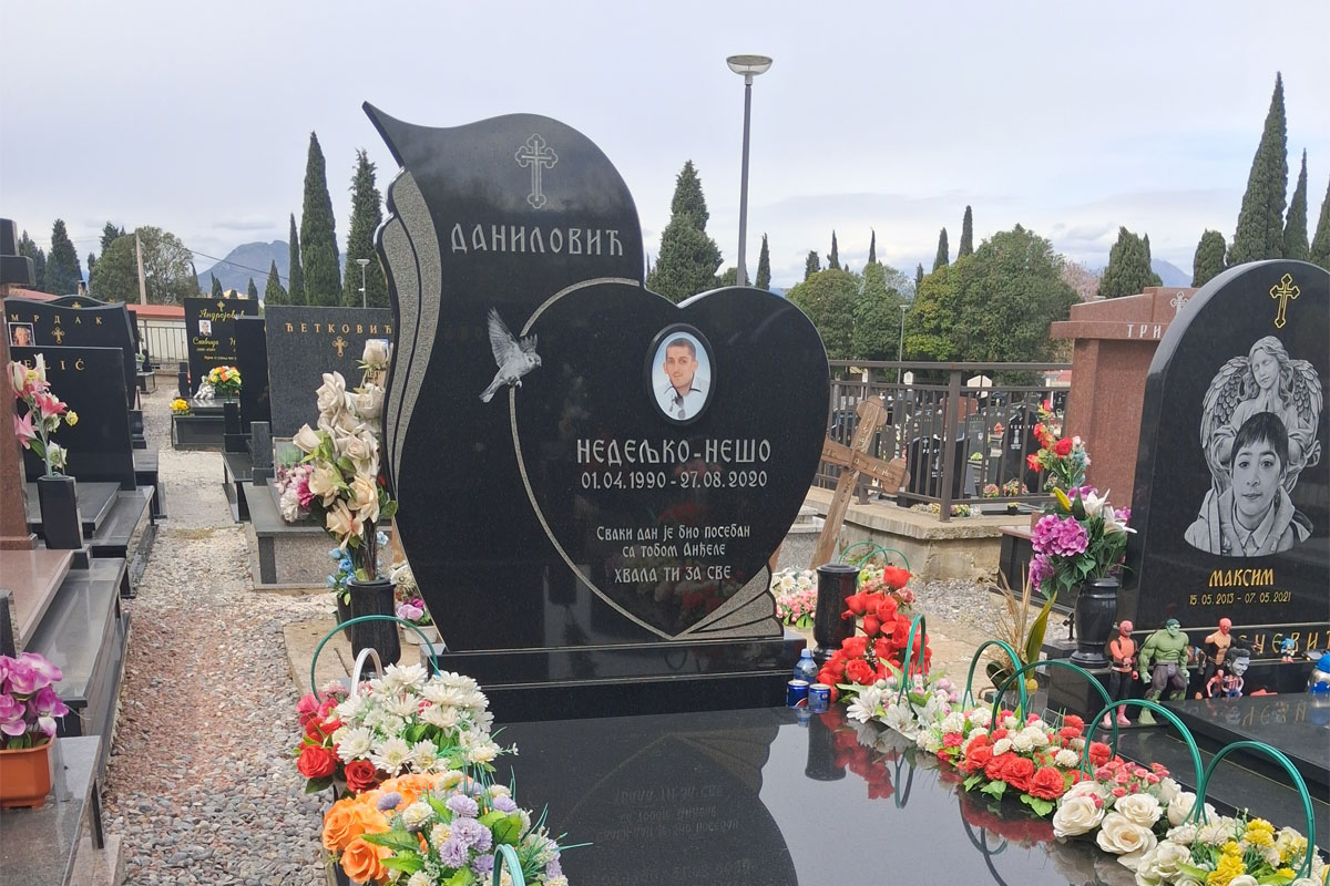 Graviranje natpisa na spomenicima